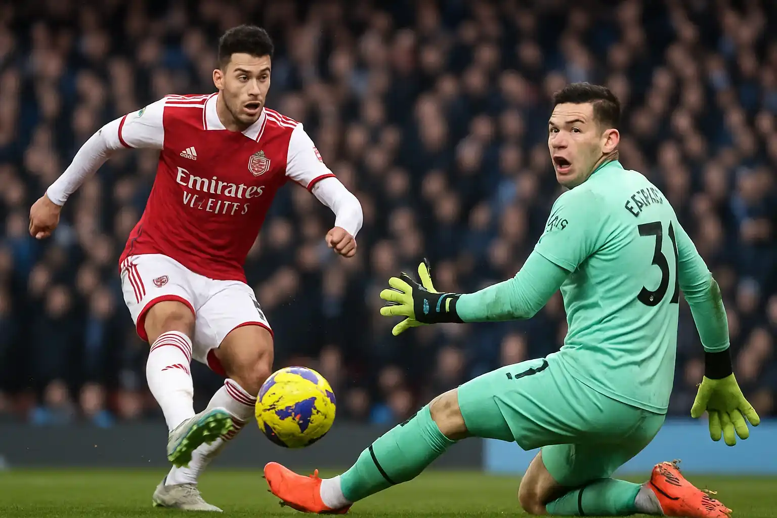 Gabriel Martinelli tung cú sút khiến Ederson giật mình